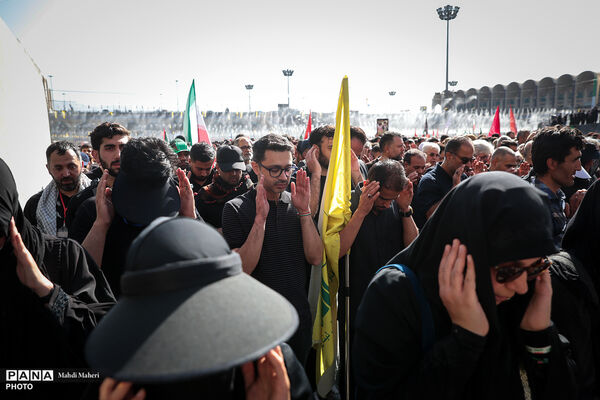 اقامه نماز بر پیکر مطهر رهبر شهید انقلاب و شهدای خانواده ایشان-2