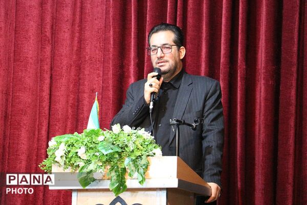  نمایشگاه کتاب شهدای میناب به مناسبت گرامیداشت هفته مقام معلم 