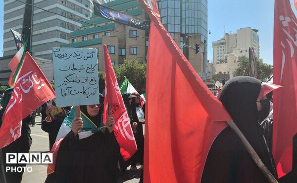 بدرقه باشکوه رهبر شهید در مشهد مقدس در جوار حرم مطهر رضوی