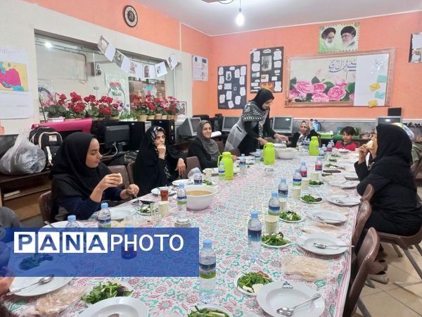 برگزاری ضیافت افطاری در دبیرستان شاهد معرفت ناحیه پنج 