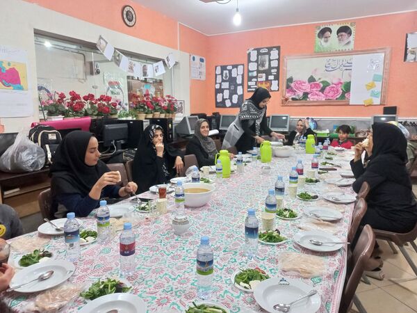 برگزاری ضیافت افطاری در دبیرستان شاهد معرفت ناحیه پنج 