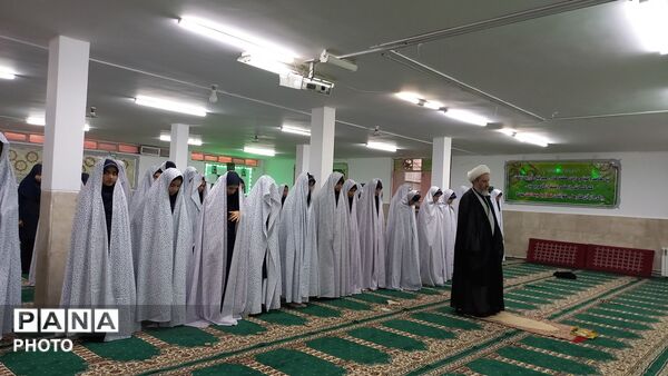 اولین نماز جماعت در مدرسه شاهد قدسیان نیشابور 
