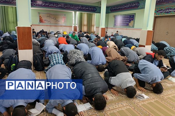 مراسم پرفیض زیارت عاشورا در دبیرستان‌ نمونه دولتی کاشانی‌پور فردیس