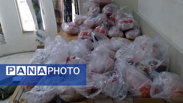 اهدای بسته‌های یلدایی به خانواده‌های کم برخوردار در شب یلدا