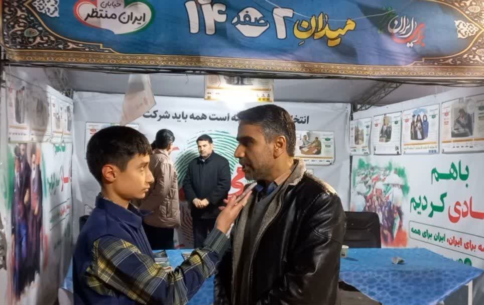 دانش‌آموزان در قرارگاه میدان ۱۴ صفر ۲ به تبیین دستاوردهای کشور می‌پردازند