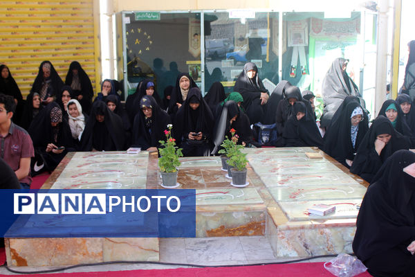 زمزمه عاشقانه دعای عرفه در یادمان 14 شهید گمنام کوه خضر نبی(ع)