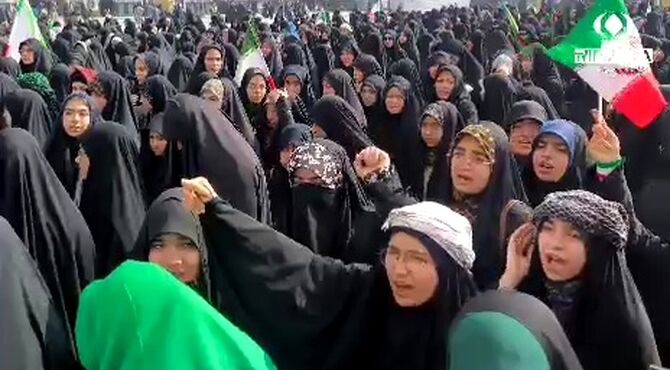 پیام نوجوانان مشهدی برای رهبر انقلاب در صحن و سرای  امام رضا علیه السلام 