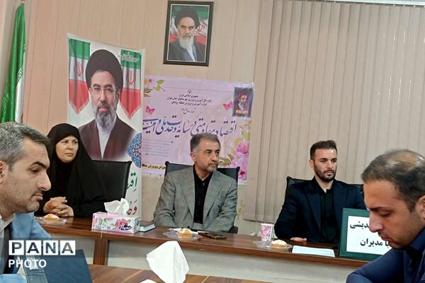 هم‌اندیشی مدیران مدارس بخش رودهن با محوریت بررسی مسائل آموزشی
