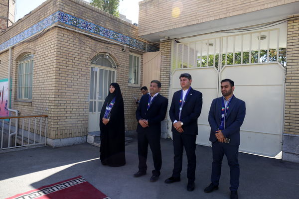 جشن عاطفه‌ها در دبیرستان ۱۳ آبان تبریز