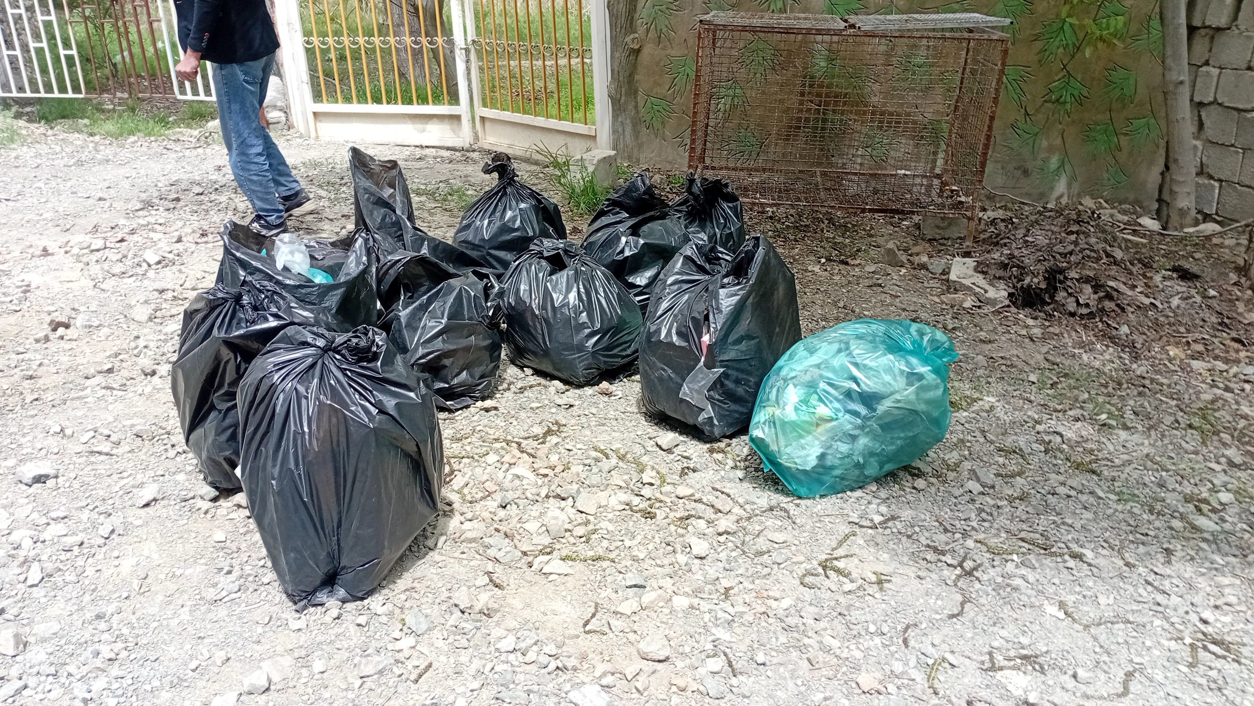 پاکسازی خیابان و کوچه‌های روستای یاسه چای توسط دانش‌آموزان مدرسه ۲۲ بهمن