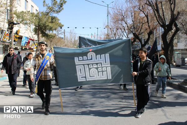 راهپیمایی دانش‌آموزان در همدان