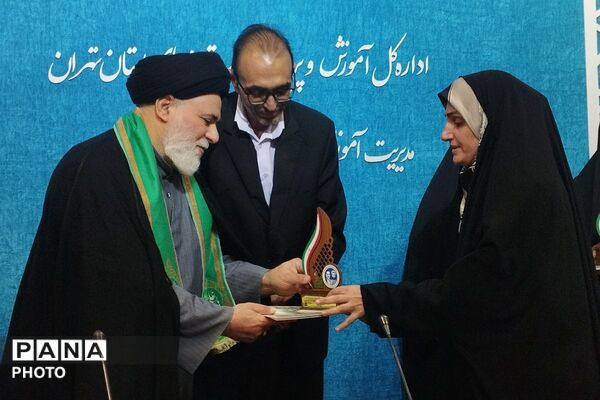 آئین تجلیل از فعالان حوزه پرورشی مدارس متوسطه بهارستان دو