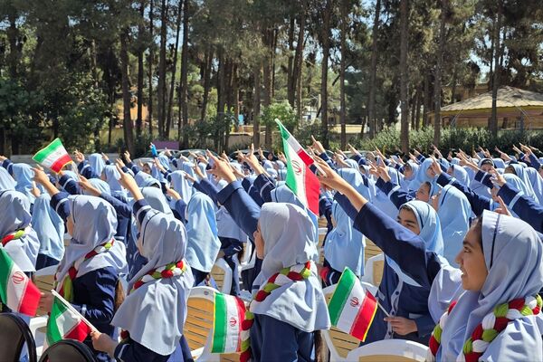 جشن عاطفه‌ها؛ لبریز از مهربانی در دبستان دخترانه قدر بهارستان ۲