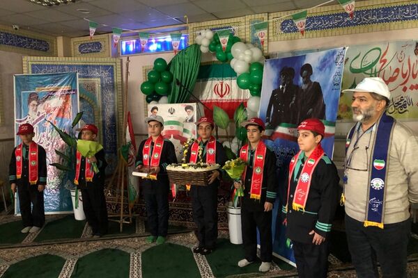 اجرای مانور یاوران انقلاب توسط دانش‌آموزان دبستان شاهد شهید قدوسی ناحیه 2 شهرری 