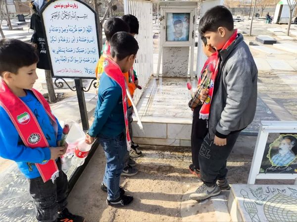 غبارروبی مزار شهدا توسط دانش‌آموزان دبستان شهید پسندیده فدافن