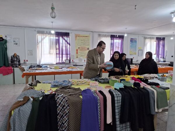 نمایشگاه دستاوردهای خلاقانه در هنرستان دخترانه دکتر مولوی