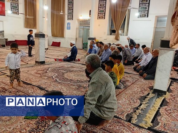 نماز جماعت در مراسم شب بیعت با امام زمان (عج) در خلیل آباد
