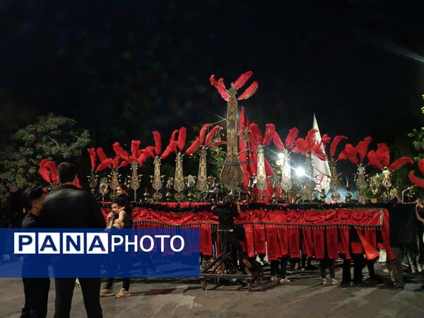 مراسم عزاداری شب عاشورا در خیابان‌های نیشابور 