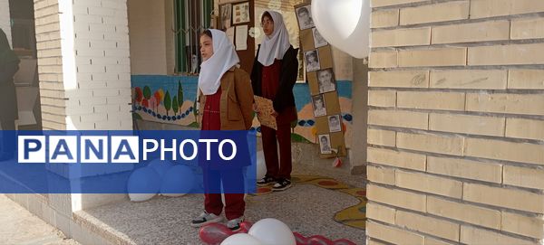 شور جشن ۲۲ بهمن در مدرسه مولوی فین؛ عطر شعر و نور ولایت در هم آمیخت