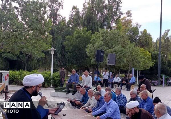 آیین قرائت دعای پرفیض عرفه در جوار یادمان شهید گمنام بوستان گلهای قم