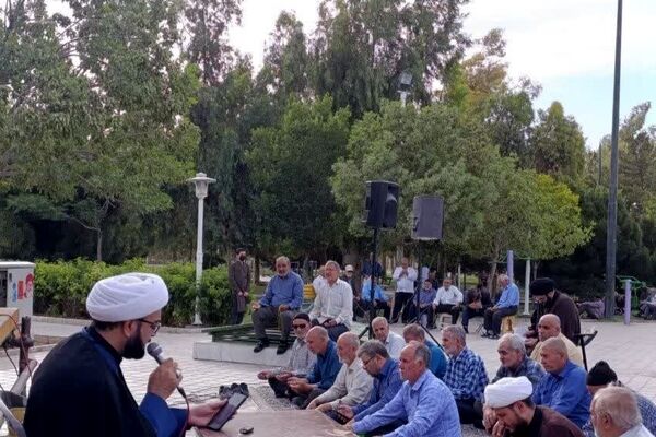آیین قرائت دعای پرفیض عرفه در جوار یادمان شهید گمنام بوستان گلهای قم