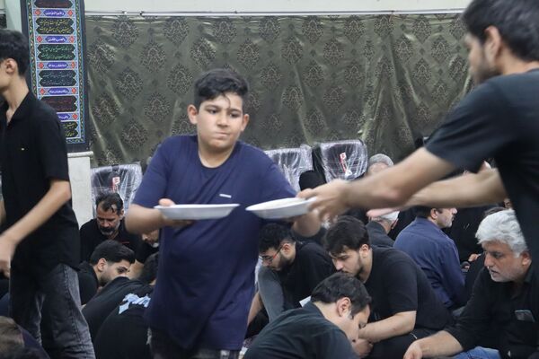 خادمی نوجوانان در عزاداری سید و سالار شهیدان در مشهد