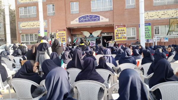 نواخته‌شدن زنگ مهر در مدرسه فرزانگان ۴ مشهد