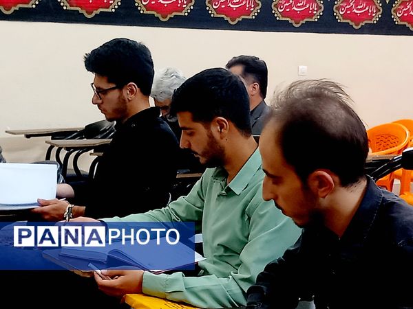 کلاس تفسیر قرآن در ارامگاه شهید مدرس 