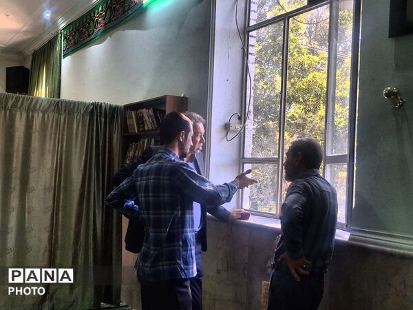 غبارروبی و آماده‌سازی نمازخانه اداره آموزش و پرورش تبادکان