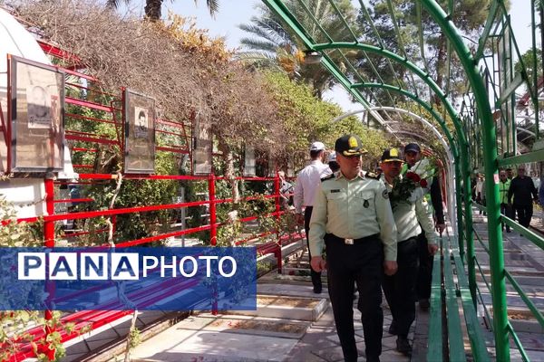 آیین گلباران قبور شهدا در آخرین روز هفته انتظامی