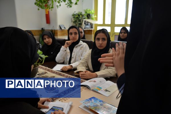 برای اولین‌بار برگزاری کافه ۵۷ در دبیرستان‌ نمونه دولتی ولایت بهارستان‌دو