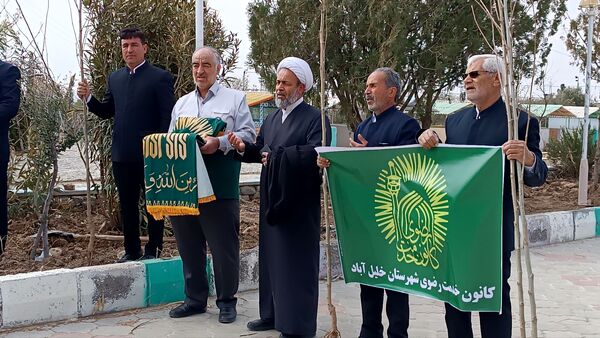 کاشت درخت توسط خادمیاران رضوی در شهرستان خلیل‌آباد 