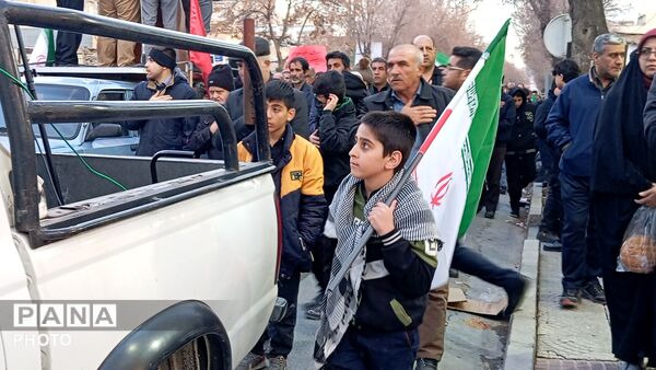 خروش مردم چهارمحال و‌بختیاری در میدان انقلاب شهرکرد