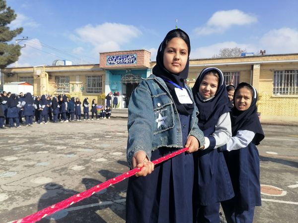  مسابقه طناب کشی به مناسبت دهه فجر در مدرسه ناهید نخودی 