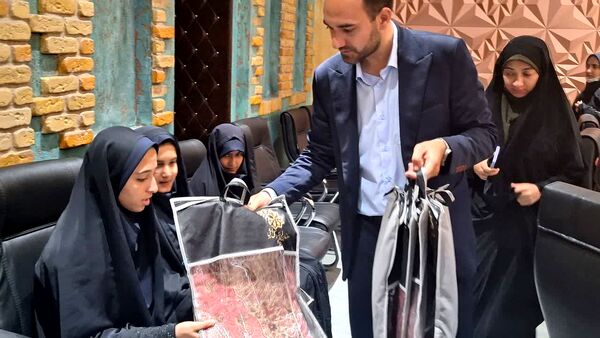 نشست صمیمی با حضور مسئولان و دانش‌آموزان زینب نام در یزد