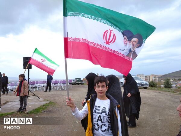  هم‌نوایی مسئولین و مردم ملایر در اهتزاز پرچم رضوی به مناسبت روز دختر