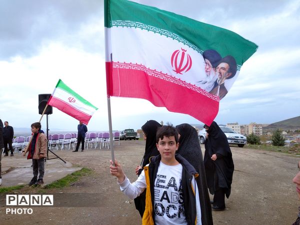  هم‌نوایی مسئولین و مردم ملایر در اهتزاز پرچم رضوی به مناسبت روز دختر