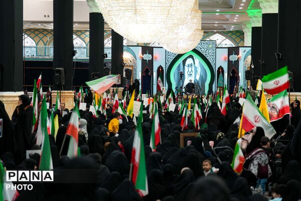 اجتماع بانوان انقلابی به مناسبت چهلم قائد امت و شهدای میناب در مسجد جمکران 