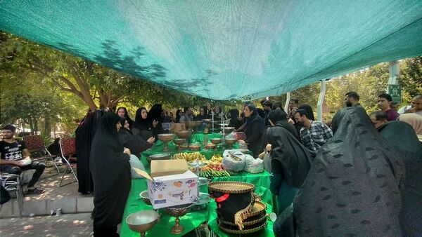 برپایی سفره‌ی احسان در محوطه بیمارستان فوق تخصصی آیت‌الله یثربی کاشان
