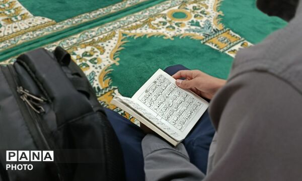 برپایی جلسه هفتگی زیارت عاشورا در دبیرستان شاهد مالک اشتر 