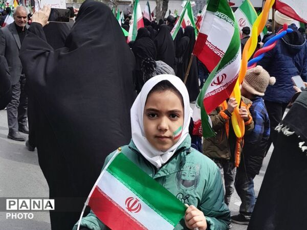 بیعت دانش آموزان دبستان نرجس با رهبر انقلاب