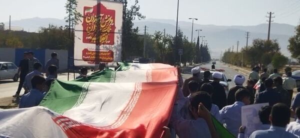 حضور نسل فهمیده ها در راهپیمایی 13 آبان 