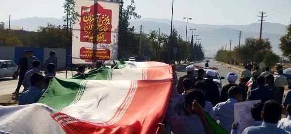 حضور نسل فهمیده ها در راهپیمایی 13 آبان 