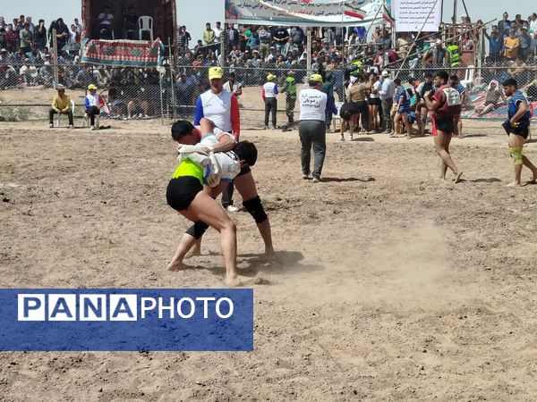 رقابت پهلوانان کشتی با چوخه در گود امام مرشد فاروج - میراثی ۴۰۰ ساله