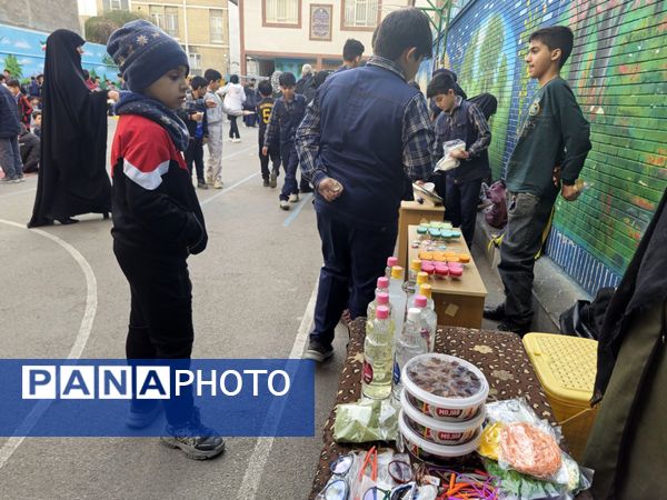  بازارچه دانش آموزی به مناسبت سالگرد پیروزی انقلاب اسلامی در دبستان پسرانه پاسدارن ناحیه ۳