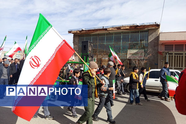 حضور پرشور دانش‌آموزان شهر بهمن در راهپیمایی ۲۲ بهمن ماه