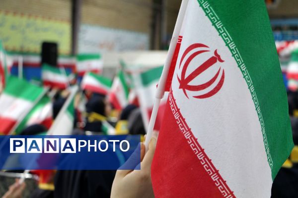 هم‌سرایی هزار نفری دانش‌آموزان یاور انقلاب در اسلامشهر