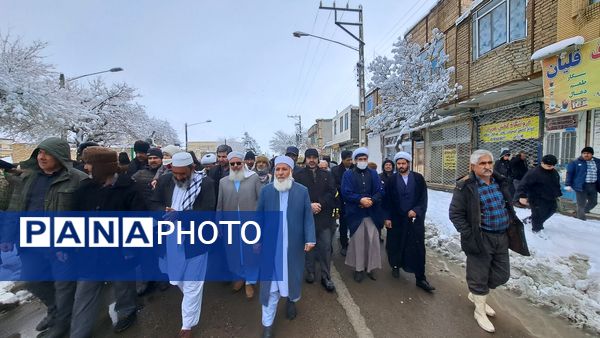 حضور پر شور فرهنگیان و دانش آموزان در کنار مردم ولایتمدار شهرستان صالح آباد در یوم الله ۲۲بهمن