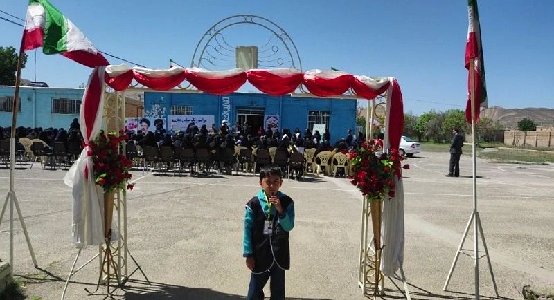 نواختن زنگ سپاس معلم در دبیرستان عشایری شبانه‌روزی خاتم الانبیا در روستای حسین آباد شهرستان شیروان