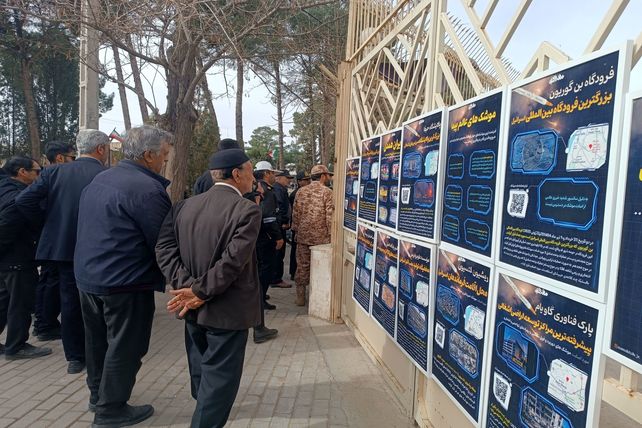 نمایش پوستر ، بنر و نقاشی ها با موضوع ۲۲ بهمن در خیابان های خلیل آباد